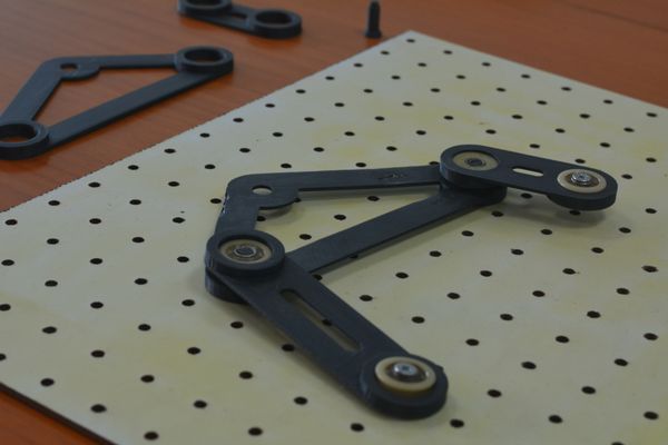 Fourbar mechanism kit, view 4