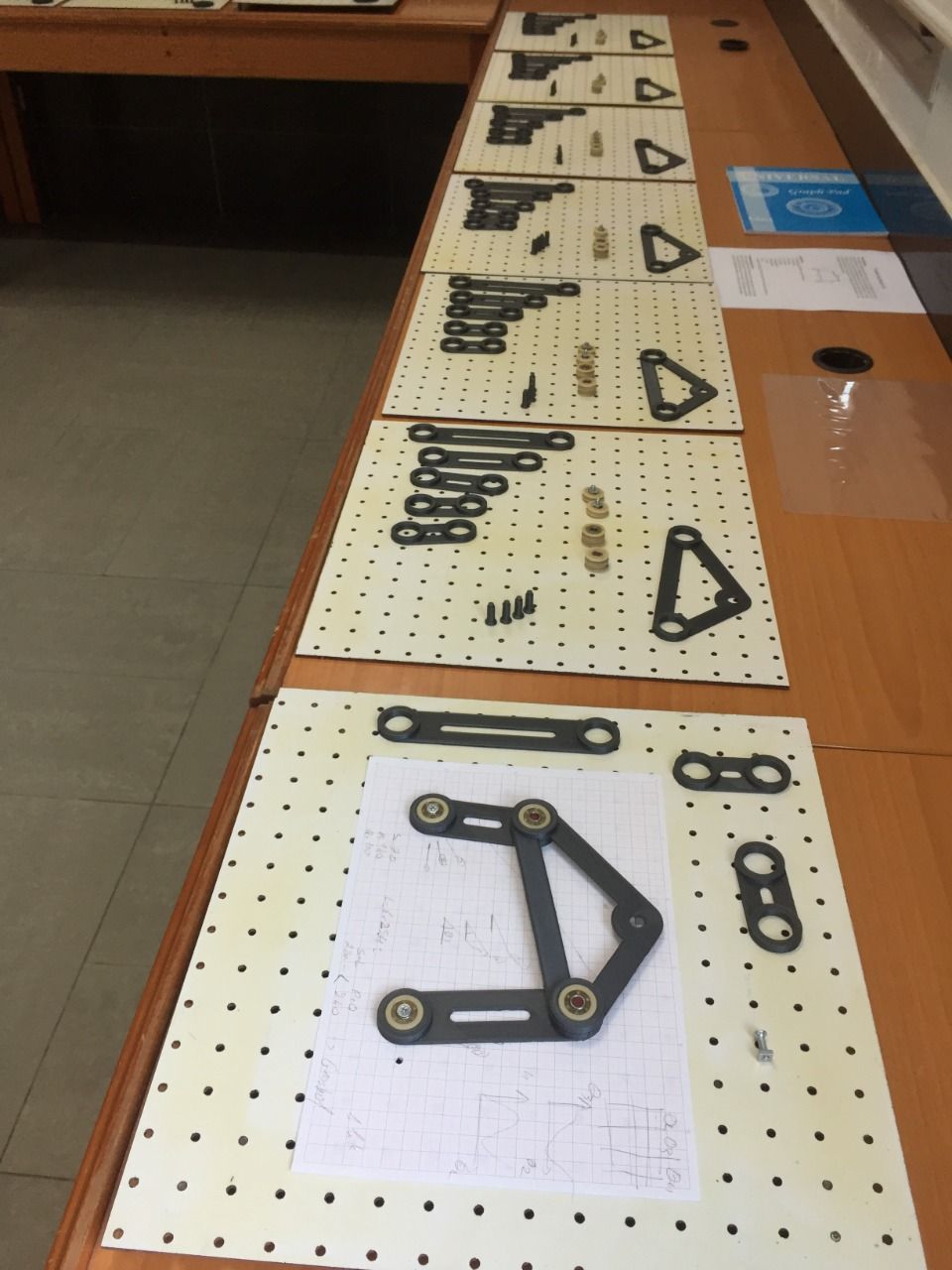 Fourbar mechanism kit, view 2