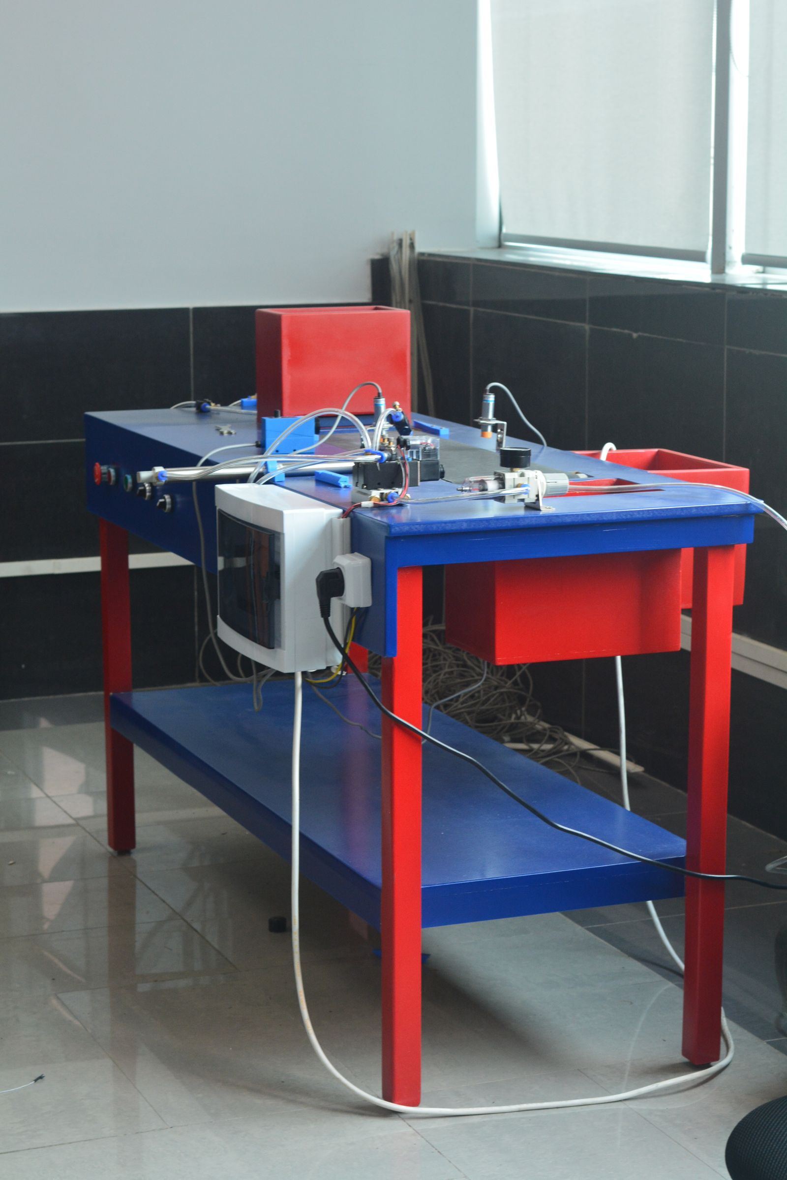 Industrial automation kit, conveyor